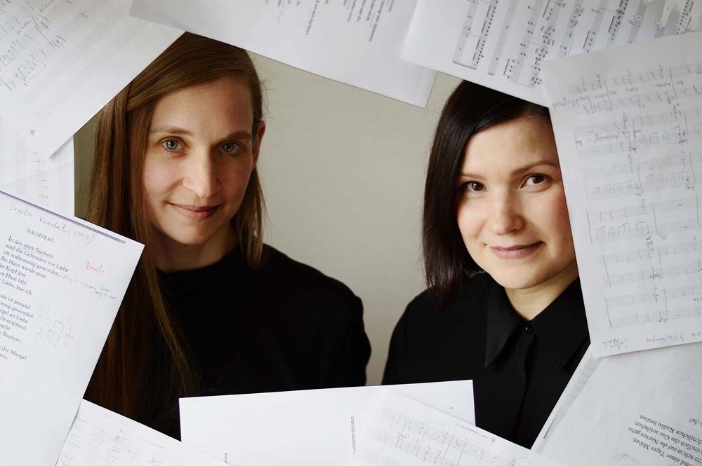 Schauspielerin Silvia Weiskopf und Komponistin Alexandra Danshova umgeben von Notenblättern