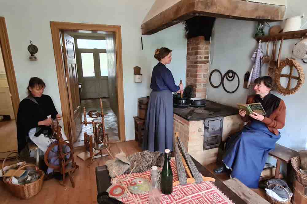 Museumsmitarbeiterinnen zeigen bäuerlichen Alltag früherer Zeiten