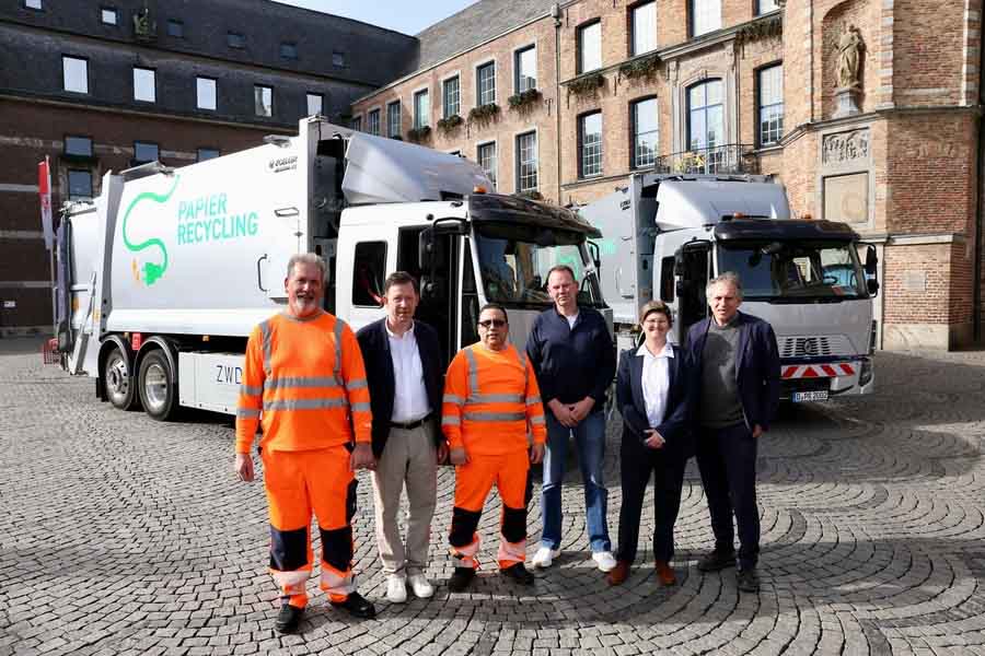 Stadtdirektor Burkhard Hintzsche und Umweltdezernent Jochen Kral mit Melanie Spengler, Geschäftsführerin der ZWD, und Ralf Krüger, Betriebsleiter Papierrecycling der ZWD
