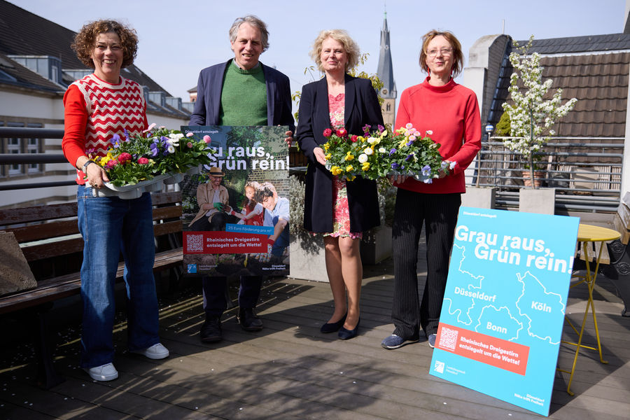 Umweltdezernent Jochen Kral hat gemeinsam mit der Gartenexpertin Melanie Unterberg (l.), WDR-Lokalzeit, Nachhaltigkeitsmanagerin Marita Krüssel, Investor Relations und Nachhaltigkeit bei der Provinzial, und Renate Böhm, Vorsitzende Verein pro Düsseldorf