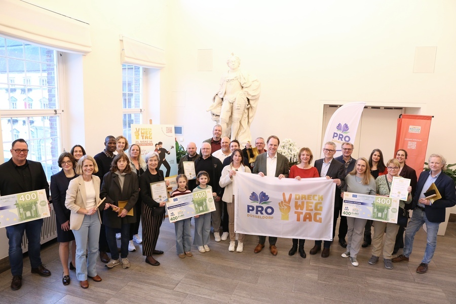 Oberbürgermeister Dr. Stephan Keller (M.), Renate Böhm (M.r.), Vorsitzende von Pro Düsseldorf, und Dominic McVey (M.r.), Deutsche Postcode Lotterie DT gGmbH, mit den Gewinnerinnen und Gewinnern der drei Goldenen Besen: Mitarbeiterinnen und Mitarbeiter der AWISTA, die Initiative "Gerresheim Nachhaltig" und die Kreativitätsschule Düsseldorf e. V. wurden für ihren Einsatz beim Dreck-weg-Tag 2025 ausgezeichnet.