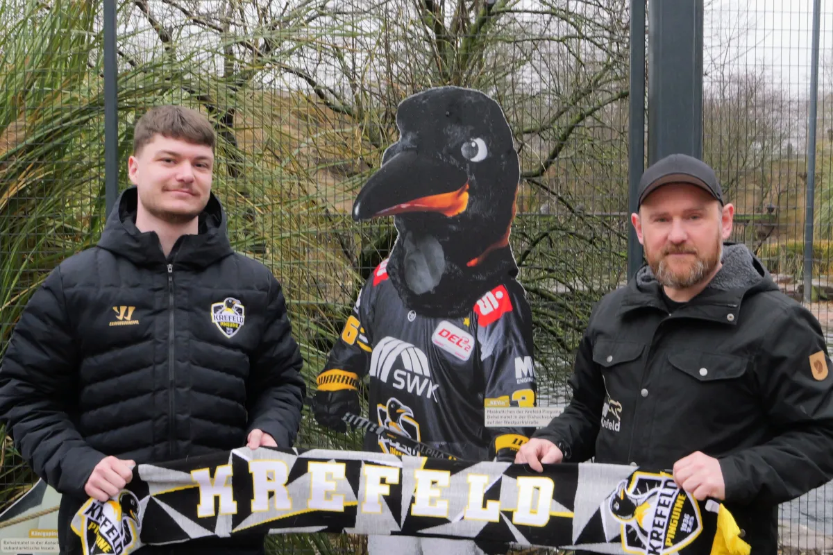 Dominik Krauss (Krefeld Pinguine) und Zoosprecher Adam Mathea