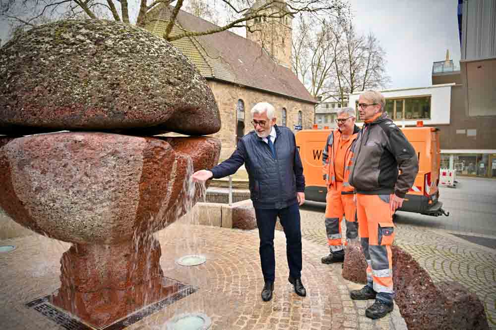 Oberbürgermeister Jörg Lukat eröffnet die Brunnensaison