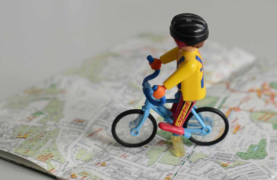 Radfahrer-Figur auf Karte