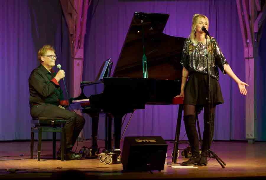 Nora Mosch (Gesang) und Heinz Peter Reidmacher (Klavier)