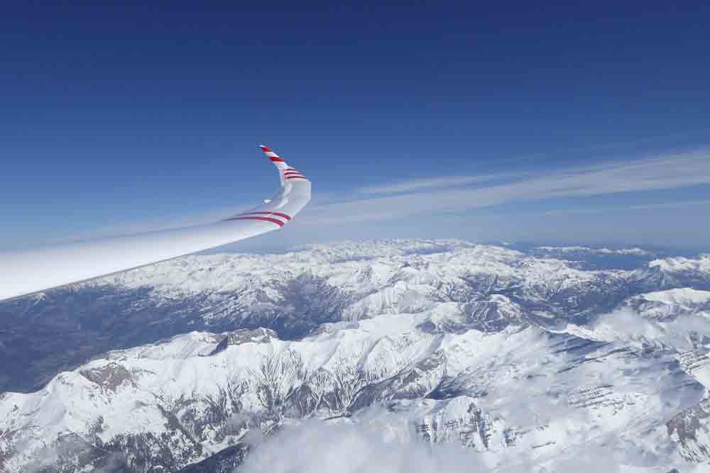 Segelflug mit Blick über Berge