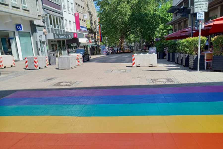 Regenbogenmarkierung auf der Kettwiger Straße