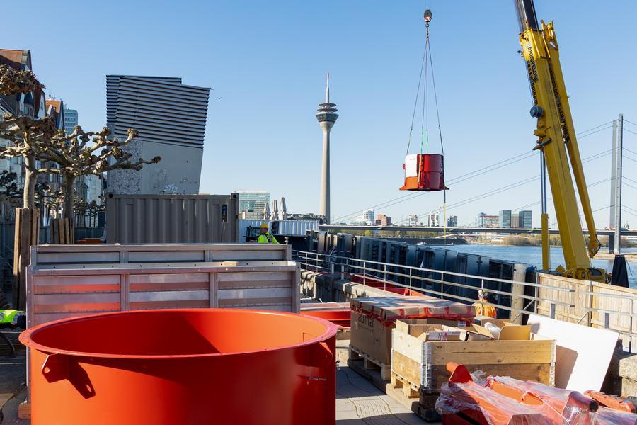 Hier wird ein Bauteil mittels Kran gehoben
