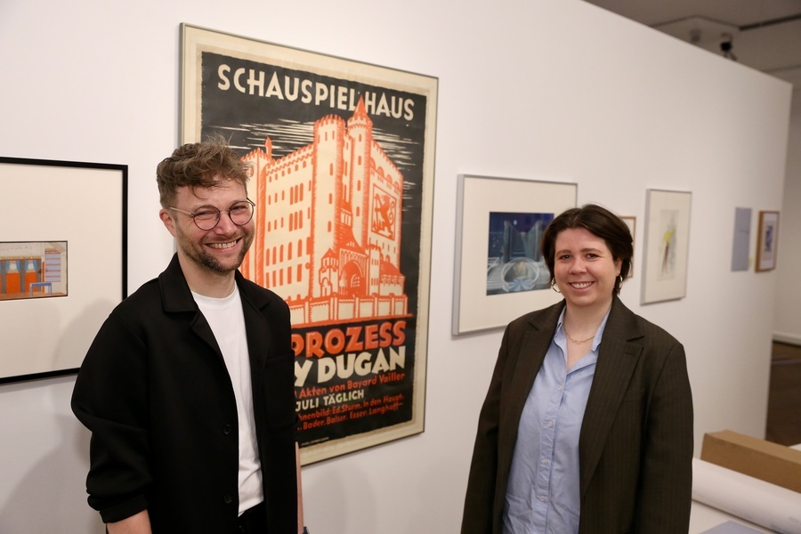 Dr. Sascha Förster, Leiter des Theatermuseums, und Kuratorin Sophie Totz