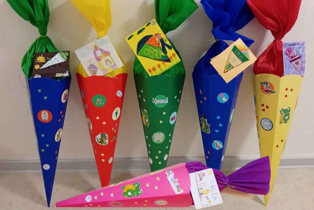 Gewinner-Schultüten mit den selbstgemalten Bildern der Kinder