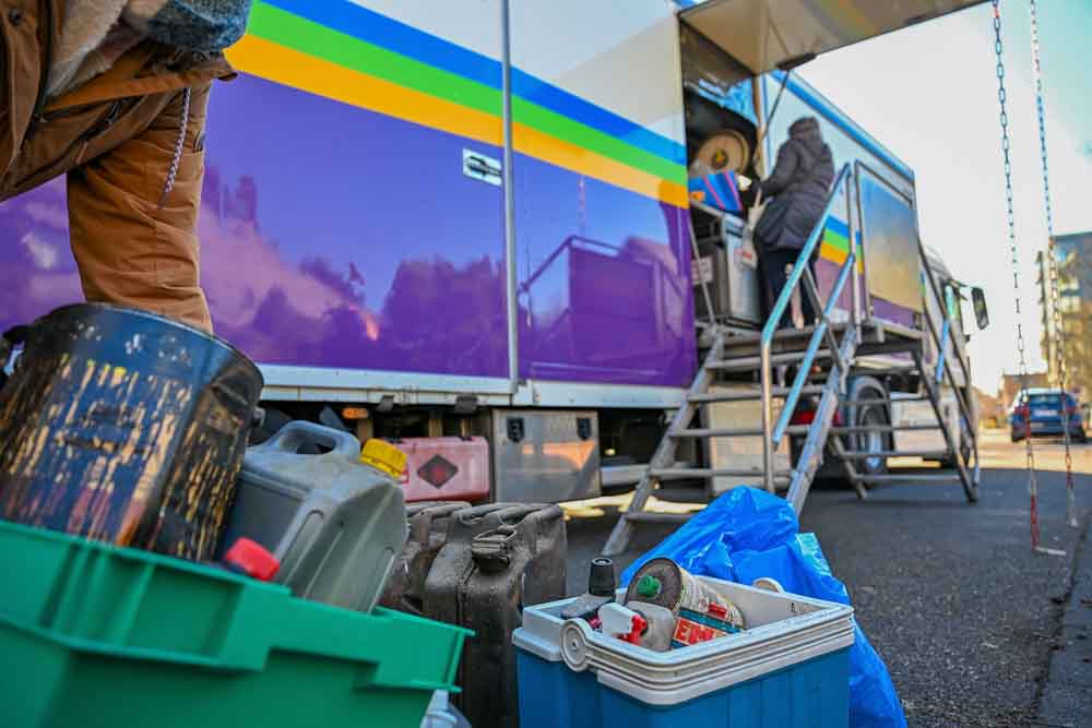 Menschen bei der Sonderabfallsammlung