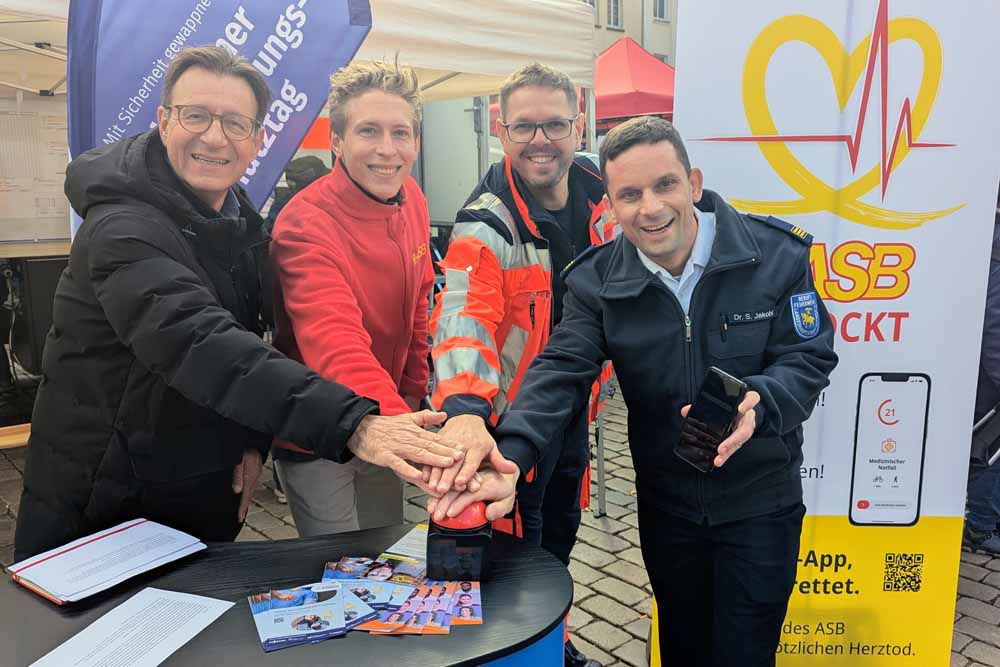 stellvertretender Oberbürgermeister Bernd Nottebaum, Ruven Börger vom Arbeiter-Samariter-Bund Deutschland e.V., Leiter der Integrierten Leitstelle Westmecklenburg Dr. Ernst Golde und Feuerwehrchef Dr. Stephan Jakobi