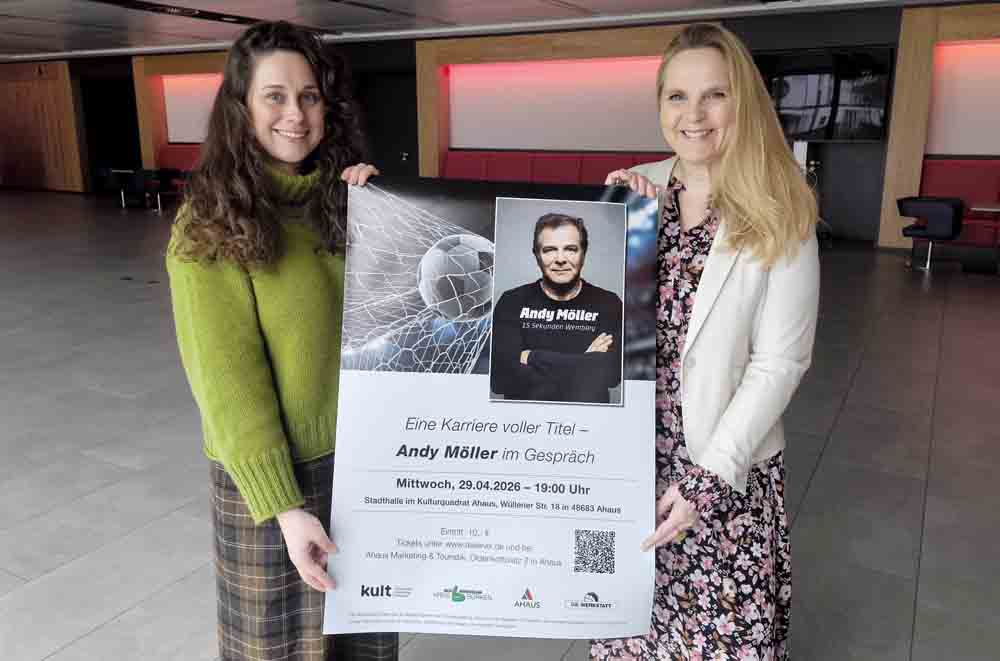 Uta Rosenbaum (Stadt Ahaus) und Ute Isferding (kult Westmünsterland mit Plakat