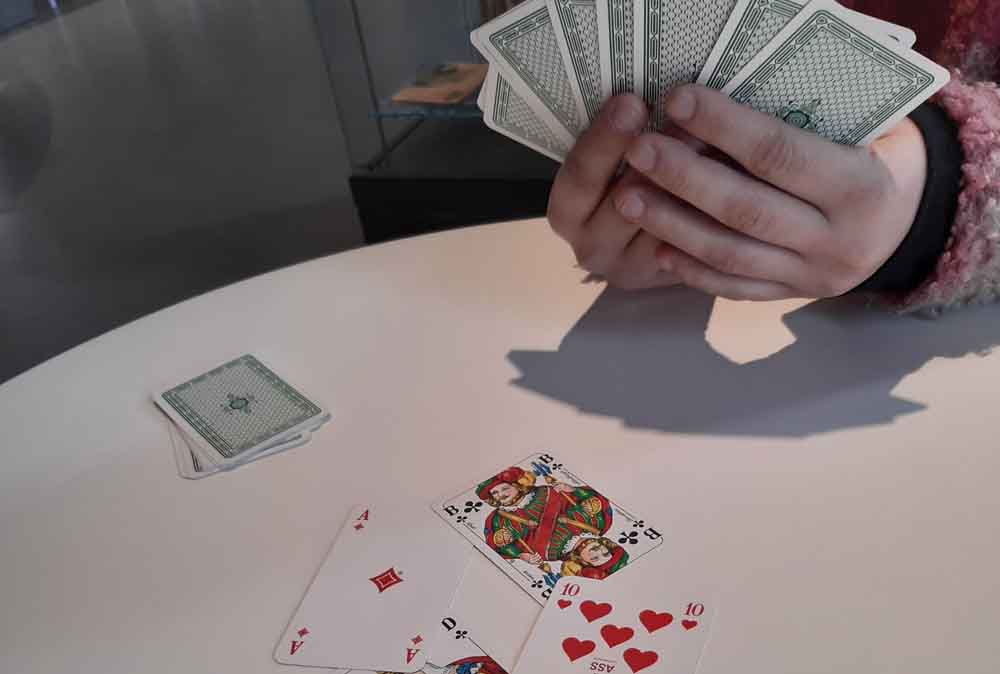 Menschen spielen Karten