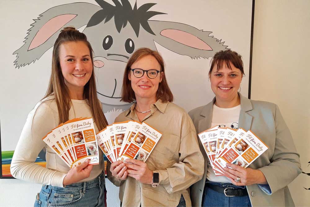 Frauen bewerben die Veranstaltungsreihe