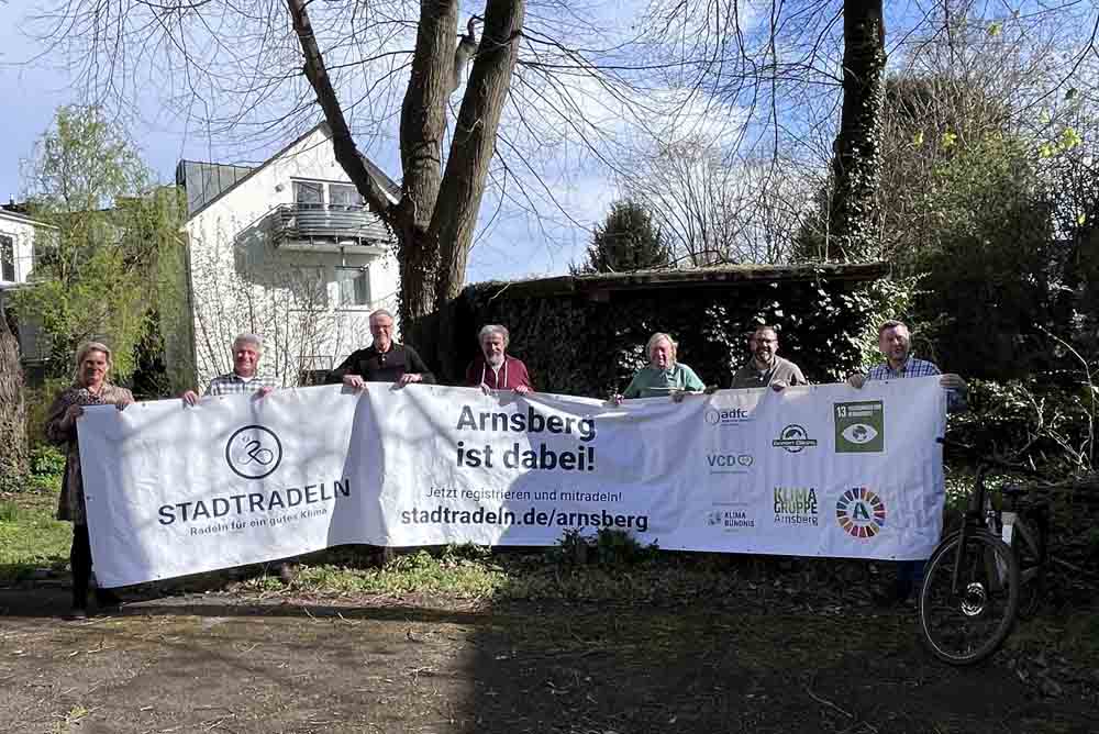 Organisatoren des Arnsberger STADTRADELNS mit Plakat
