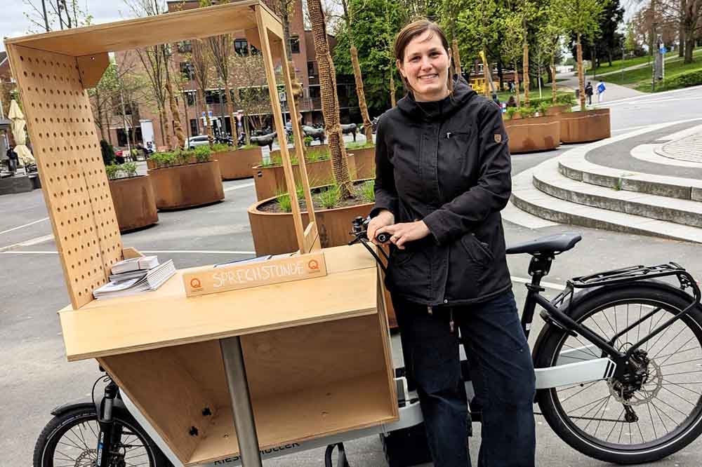 Stephanie Schoenen vom Quartiersmanagement mit ihrem Lastenrad