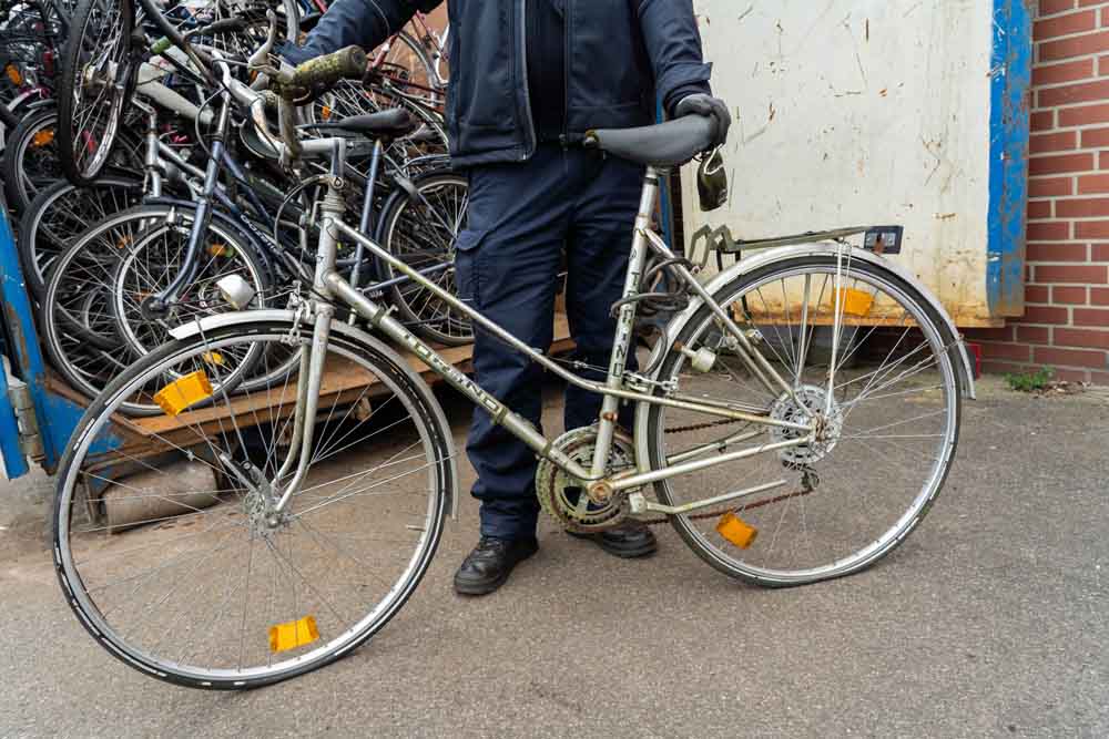 Mann präsentiert Schrottrad