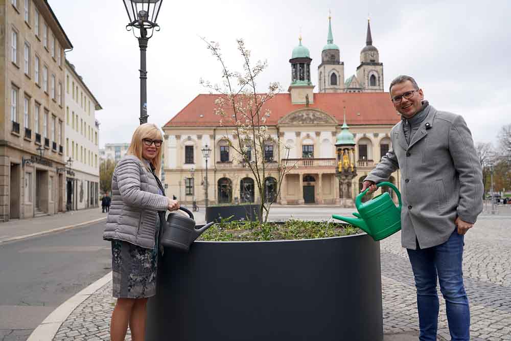 Oberbürgermeisterin Simone Borris und Paul-Gerhard Stieger, Geschäftsführer der Magdeburger Märkte