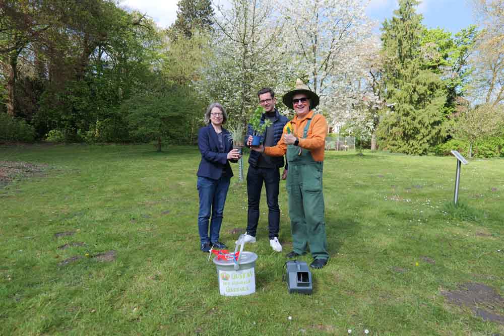 Brigitte Berkau von der Hertener Wirtschaftsförderung, Marlo Zurhausen von der Agentur Sport & Event MZ und Gustav der schnelle Gärtner