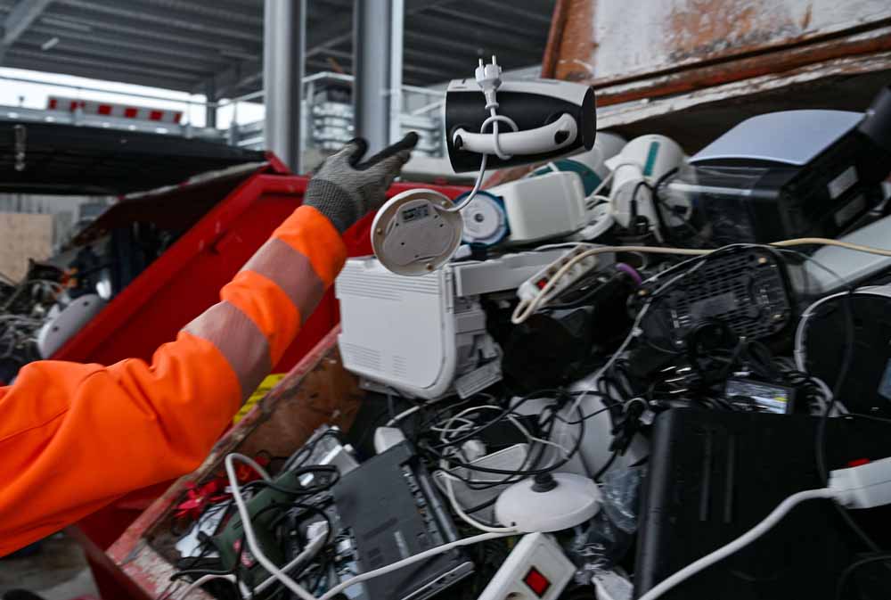 Alte Elektrogeräte werden entsorgt