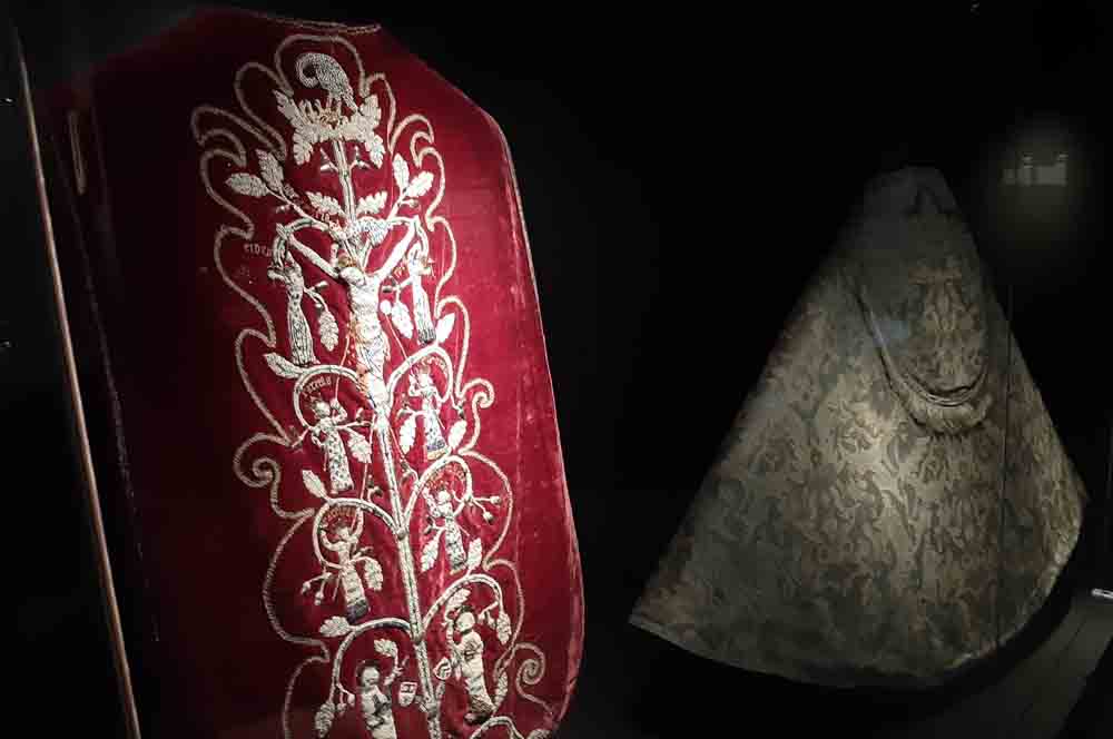 Ein Messgewand mit Perlen bestickt