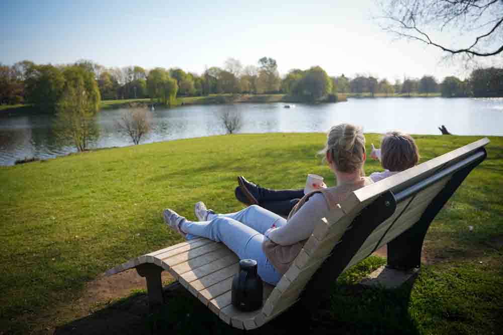 Personen liegen auf Wellenliege am Bocholter Aasee