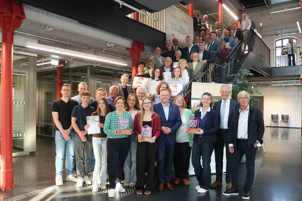 Die Gewinnerinnen und Gewinner sowie viele Bewerberinnen und Bewerber des Heimat-Preises 2025 mit ihren Urkunden und Auszeichnungen