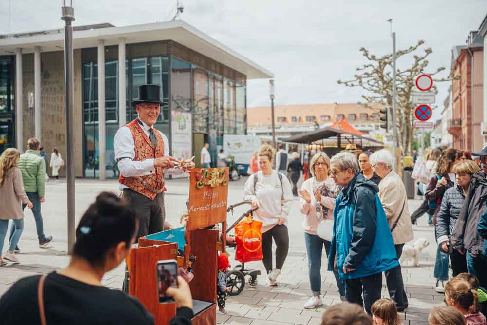 Zuschauer beim Marionettentheater