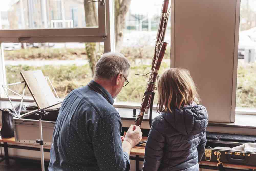 Kind bekommt Instrument erklärt