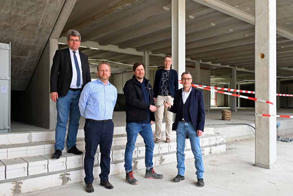Kreisbaudirektor Carsten Rehers, Sebastian Schilling und Henrik Bösmann (Firma Goldbeck), Sonja Bruns (Kreisschulamt) und Benedikt Karrasch (Schulleiter)