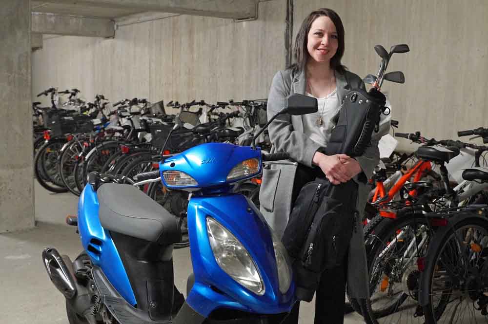 Annika Bartosch vom Bürgeramt zeigt Fundsachen, die demnächst versteigert werden