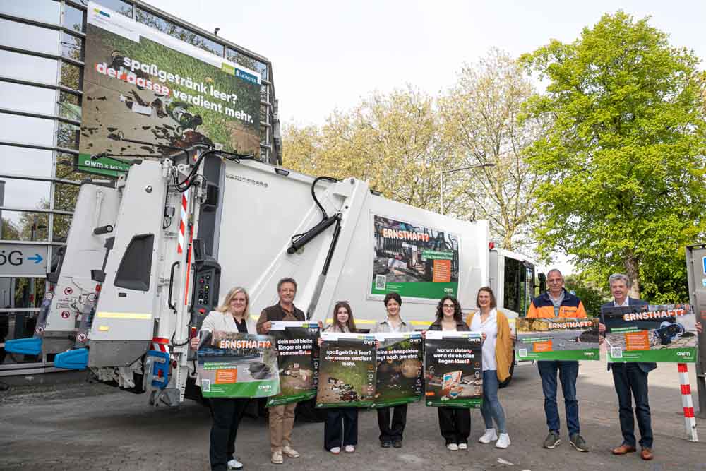 Manuela Feldkamp (awm), Paul Bičište (FH Münster), Lilli Gamzina, Fabienne Schira und Melisa Demir (Studierende der FH Münster) sowie Svenja Möller, Michael Carrington (beide awm) und der kaufmännische Betriebsleiter der awm, Christian Wedding