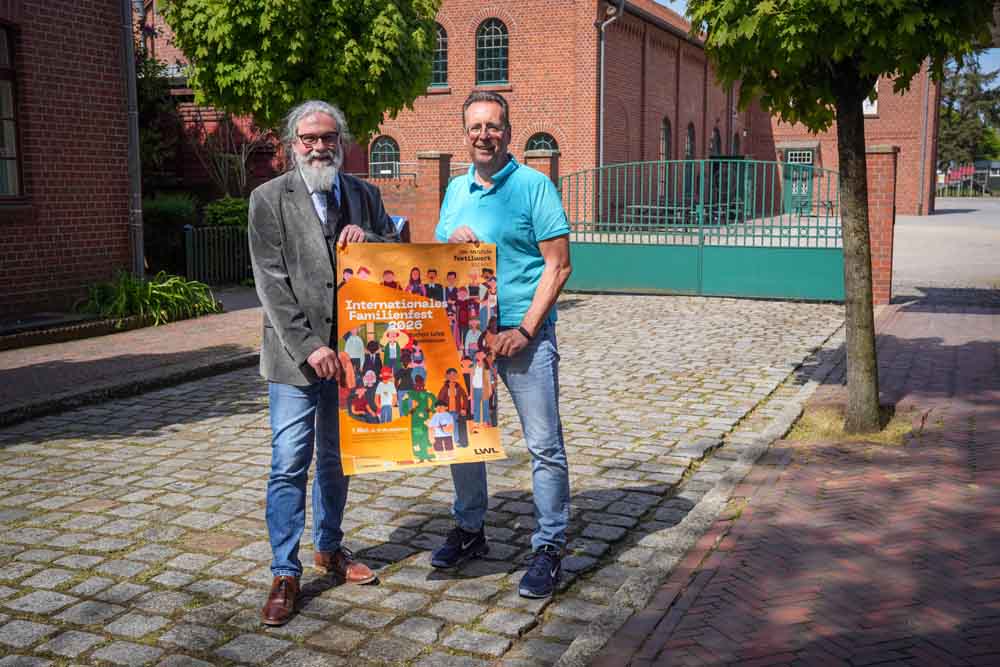 Martin Schmidt vom LWL-Museum Textilwerk sowie Bocholts Integrationsbeauftragter Bruno Wansing