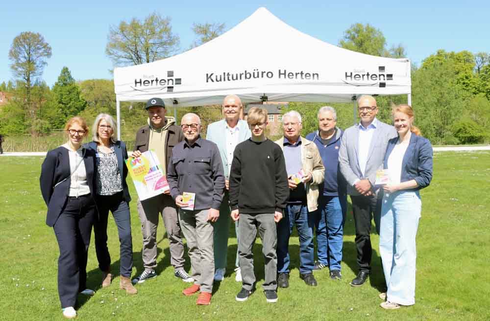 Ania Pachura (Kulturbüro Herten), Dr. Stephanie van der Kemp (LWL), Tim Langer (Kulturbüro Herten), Bürgermeister Fred Toplak, Phil Thomas (Praktikant), Bernhard Felling (Volksbank Ruhr Mitte), Michael Polubinski (Verkehrsverein Herten), Patrick Melzer (Verkehrsverein Herten), Torsten Schaar (Autohaus Bieling) und Miriam Siemer (Hertener Stadtwerke)