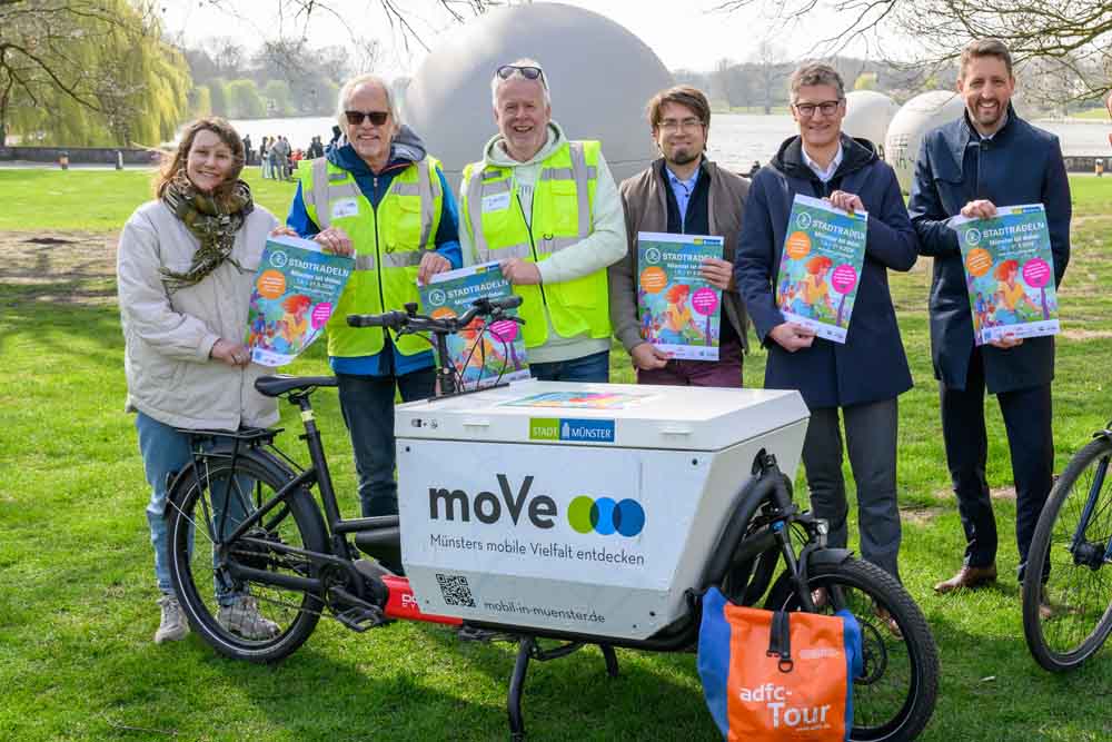 Franziska Hettmer (Fahrradbüro), Peter Wolter und Georg Eligehausen (ADFC), Stadtradeln-Star Lambert Scheer vom Coppenrath-Verlag, Oberbürgermeister Tilman Fuchs und Stadtbaurat Robin Denstorff