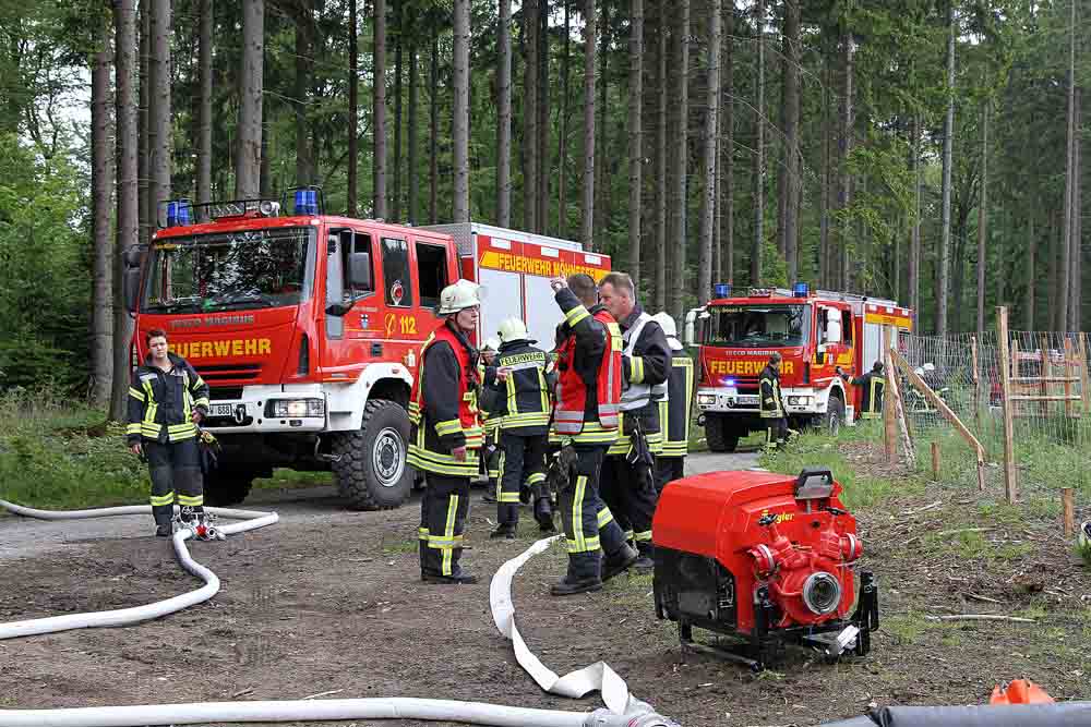 Feuerwehrübung im Wald