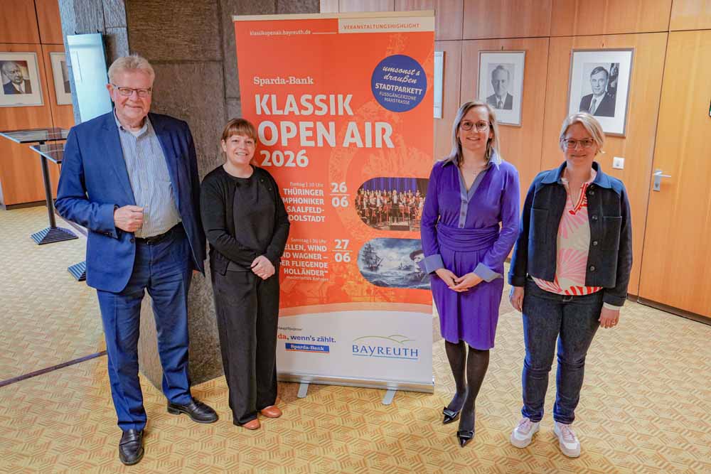 Oberbürgermeister Thomas Ebersberger, Kulturreferentin Eva Christina Bär, Annika Scherm von der Sparda-Bank und Kulturamtsleiterin Sabine Hacker