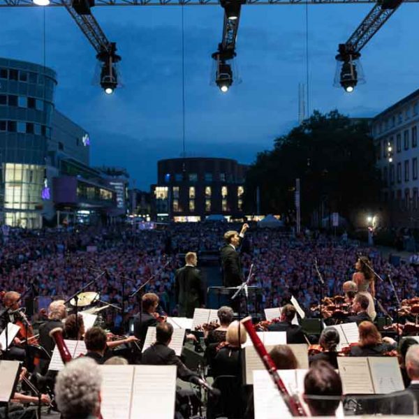 Großes Musikfest auf dem Opernplatz in Duisburg 