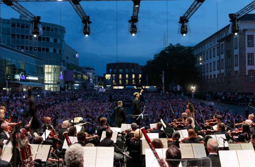Großes Musikfest auf dem Opernplatz in Duisburg 