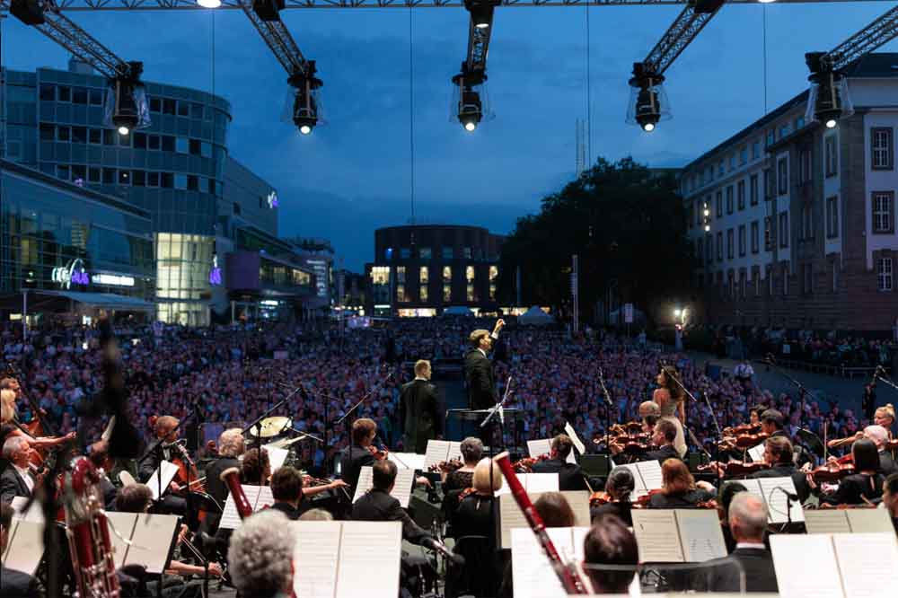 Auf dem gut gefüllten Opernplatz in Duisburg genossen Tausende das 6. Haniel Klassik Open Air