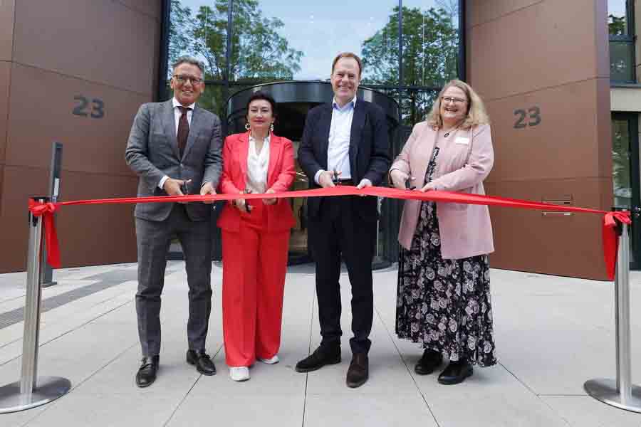 Oberbürgermeister Dr. Stephan Keller eröffnete zusammen mit Miriam Koch, Ulrich Höller, Geschäftsführender Gesellschafter der ABG Real Estate Group, und der Leiterin der VHS Simone Bruns, das "Yorcks"