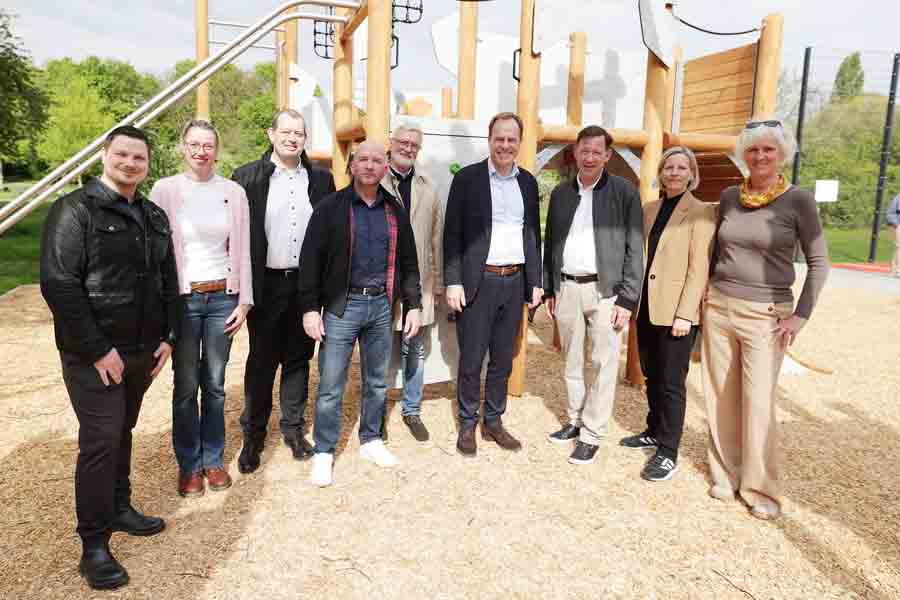 Oberbürgermeister Dr. Stephan Keller hat die Anlage mit Stadtdirektor Burkhard Hintzsche, Stportamtsleiterin Eva Kulot und Ulrike Volmer vom Gartenamt sowie Gästen aus Bezirksvertretung, Rat und dem Stadtteil feierlich eröffnet