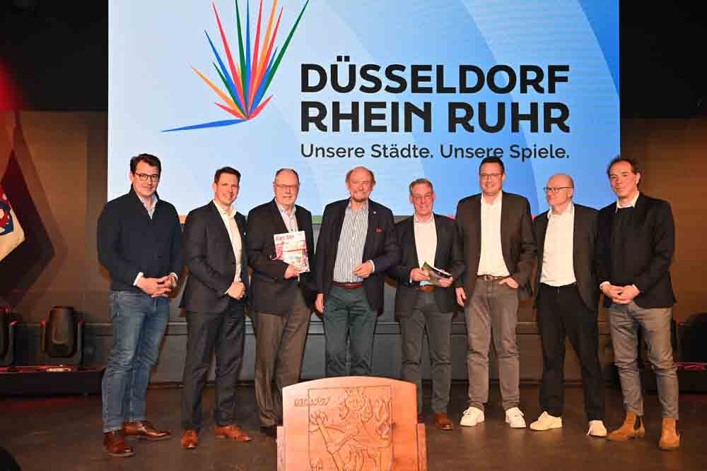 Max Schönauer, Vorstandsmitglied der Düsseldorfer Jonges, Jonges-Vize-Baas Timo Greinert, Peer Steinbrück, ehemaliger Ministerpräsident von NRW und Bundesfinanzminister, Jonges-Baas Dr. Reinhold Hahlhege, Bernhard Schwank, Abteilungsleiter Sport und Ehrenamt in der Staatskanzlei NRW, Jonges-Vorstandsmitglied Jan Hallen und Ralf Wagner sowie Vize-Baas David Mondt