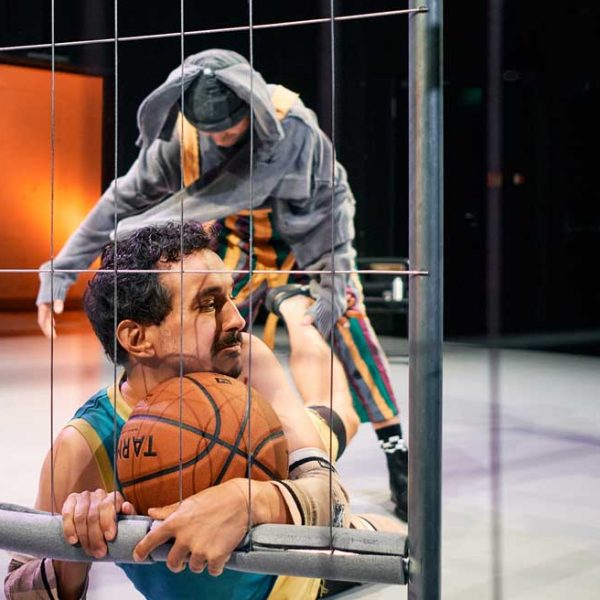 Theaterstück „Riesen Probleme“ im Rheinischen Landestheater