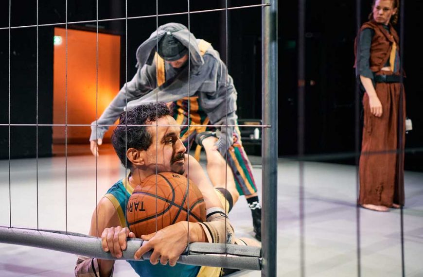 Theaterstück „Riesen Probleme“ im Rheinischen Landestheater