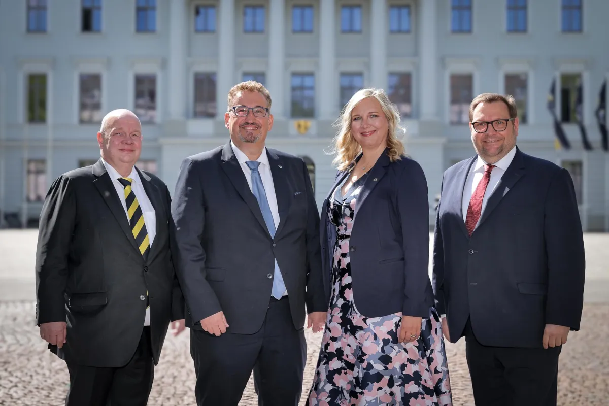Frank I. (Knitt) und Barbara I. (Knitt) sind Krefelds Prinzenpaar für die nächste Session. Im Rathaus wurden sie offiziell von Oberbürgermeister Frank Meyer und dem CCC-Vorsitzenden Peter Bossers vorgestellt