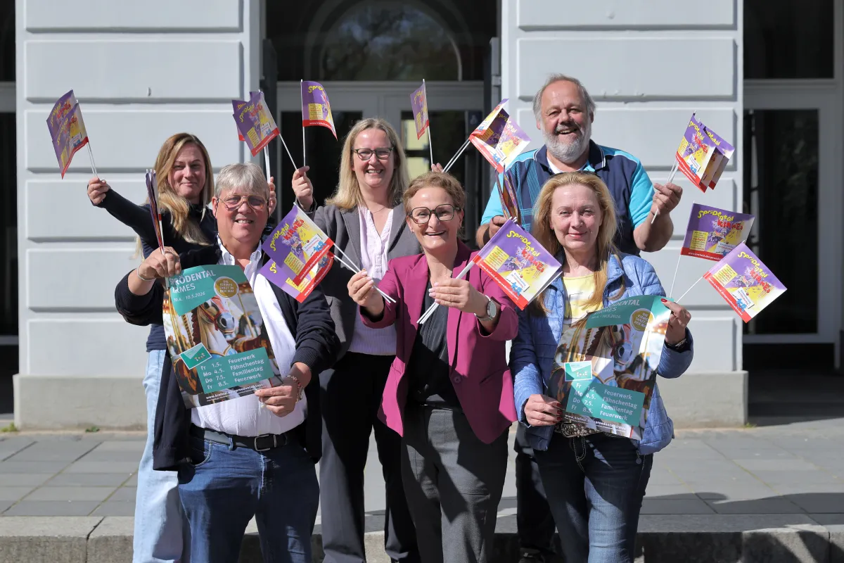 Stiliani Bohnen, Veranstaltungsmanagement beim Finanzservice Stadt Krefeld, Detlef Dreßen, Vorsitzender der Mönchengladbacher Schausteller, Daniela Laaser, Stadt Krefeld, Silvana Feratovic, Fachbereichsleiterin Finanzservice, Marktmeister Detlef Könkes, Veranstaltungsmanagement beim Finanzservice Stadt Krefeld, und Ute Römgens, Vorsitzende Krefelder Schaustellerverband