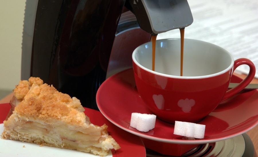 Eine Tasse Kaffee und ein Stück Kuchen
