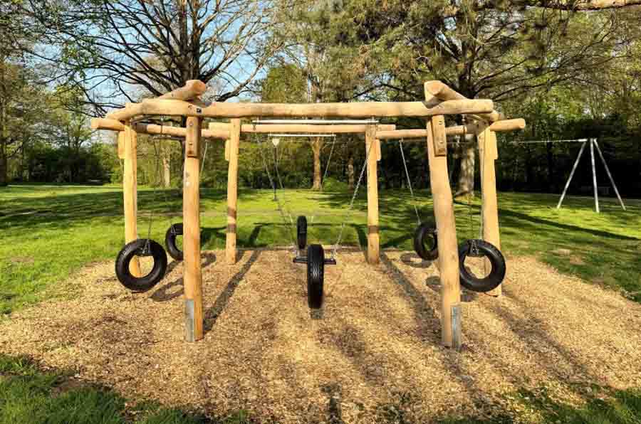 Reifenschaukeln auf dem Spielplatz Antropstraße